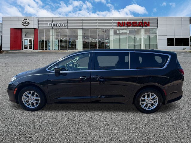 Used 2023 Chrysler Pacifica Touring-L FWD image 4