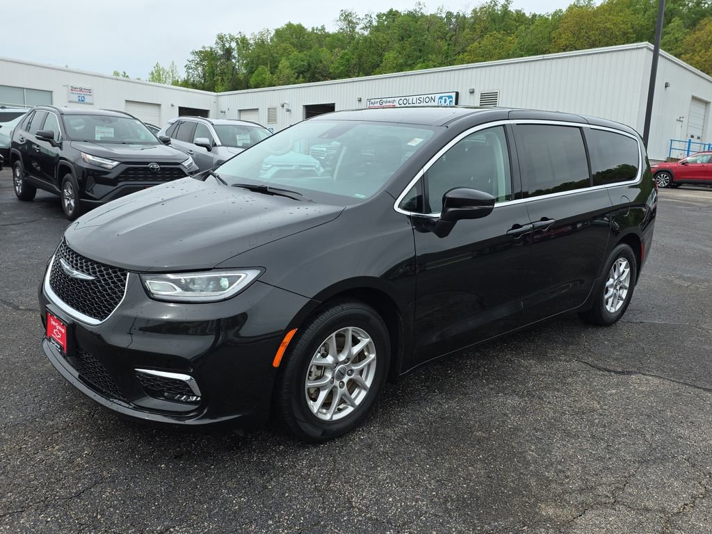 Used 2023 Chrysler Pacifica Touring-L FWD image 4