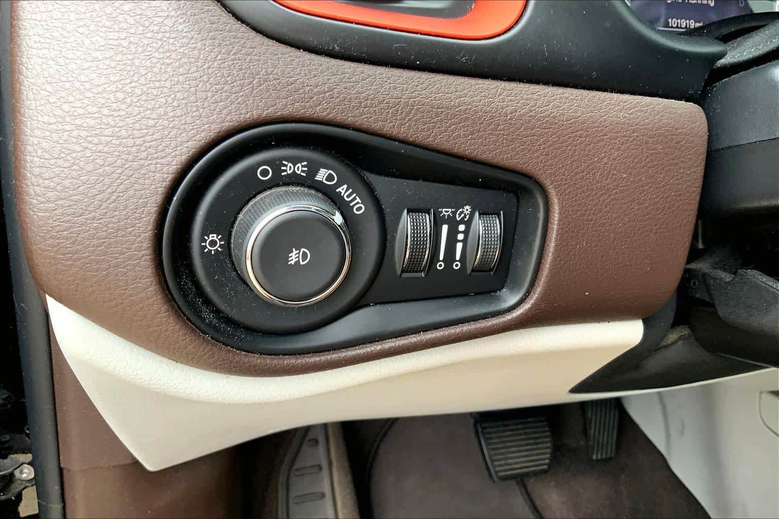 Used 2015 Jeep Renegade Limited AWD/4WD image 33