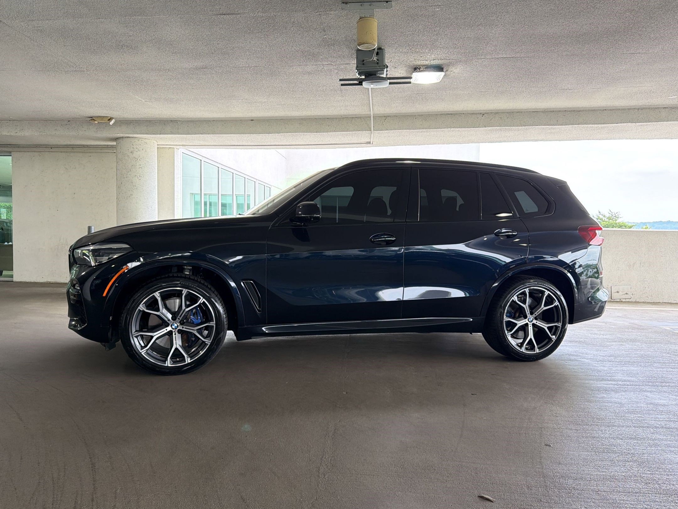 Used 2021 BMW X5 xDrive40i w/ M Sport Package AWD/4WD image 2