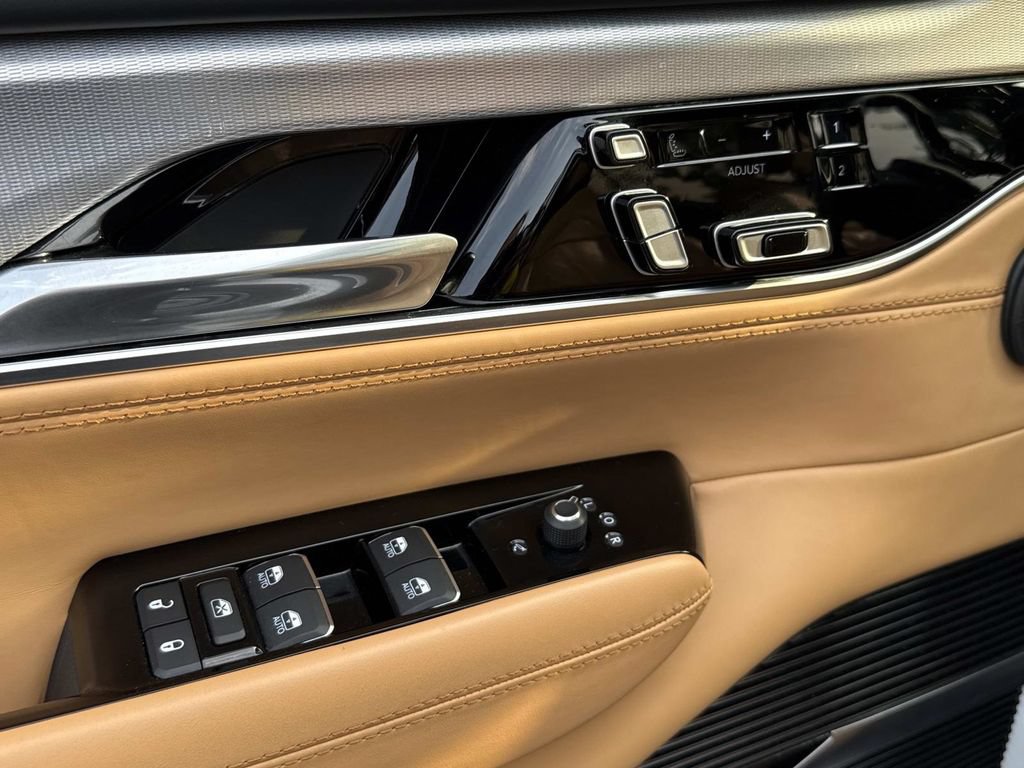 Used 2022 Jeep Grand Wagoneer Series III AWD/4WD image 18