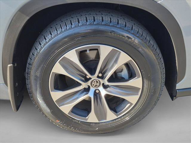Used 2023 Toyota Highlander XLE FWD image 22
