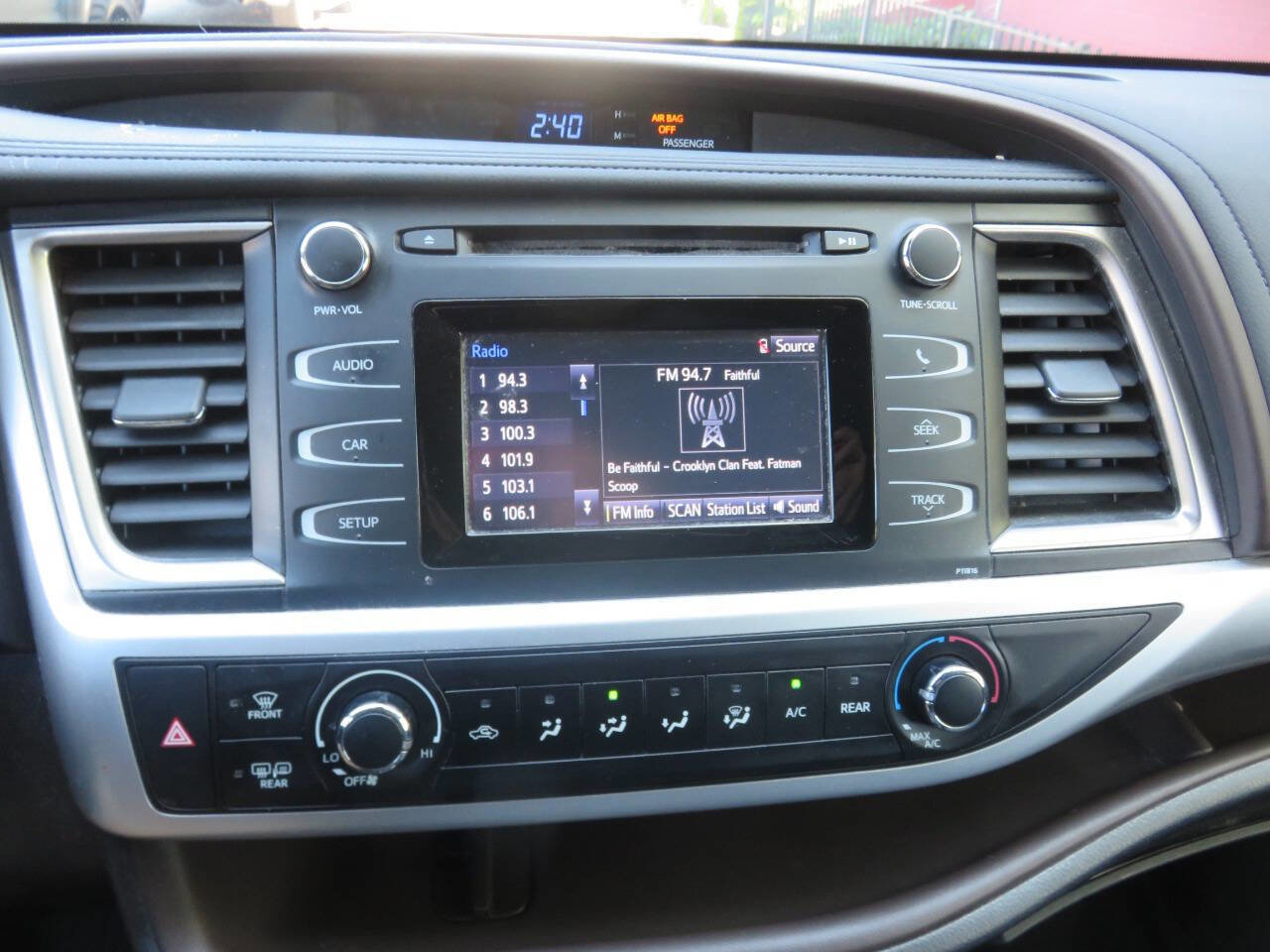 Used 2019 Toyota Highlander LE AWD/4WD image 17