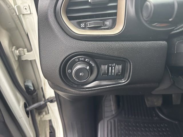 Used 2017 Jeep Renegade Latitude image 17