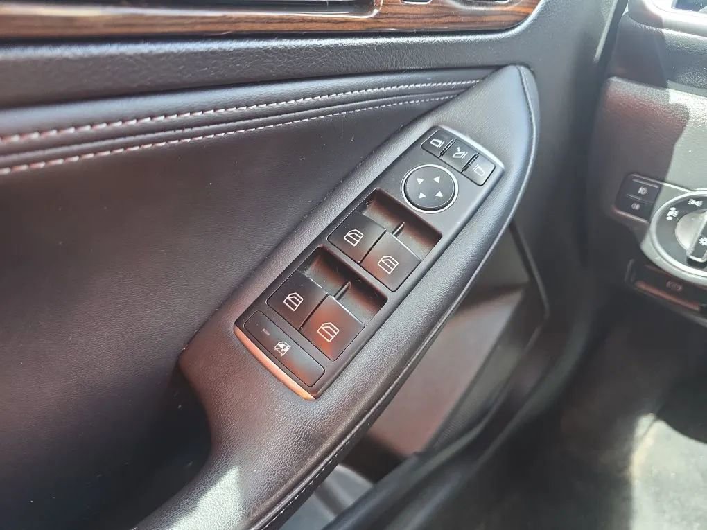 Used 2017 INFINITI QX30 Premium w/ Technology Package image 24