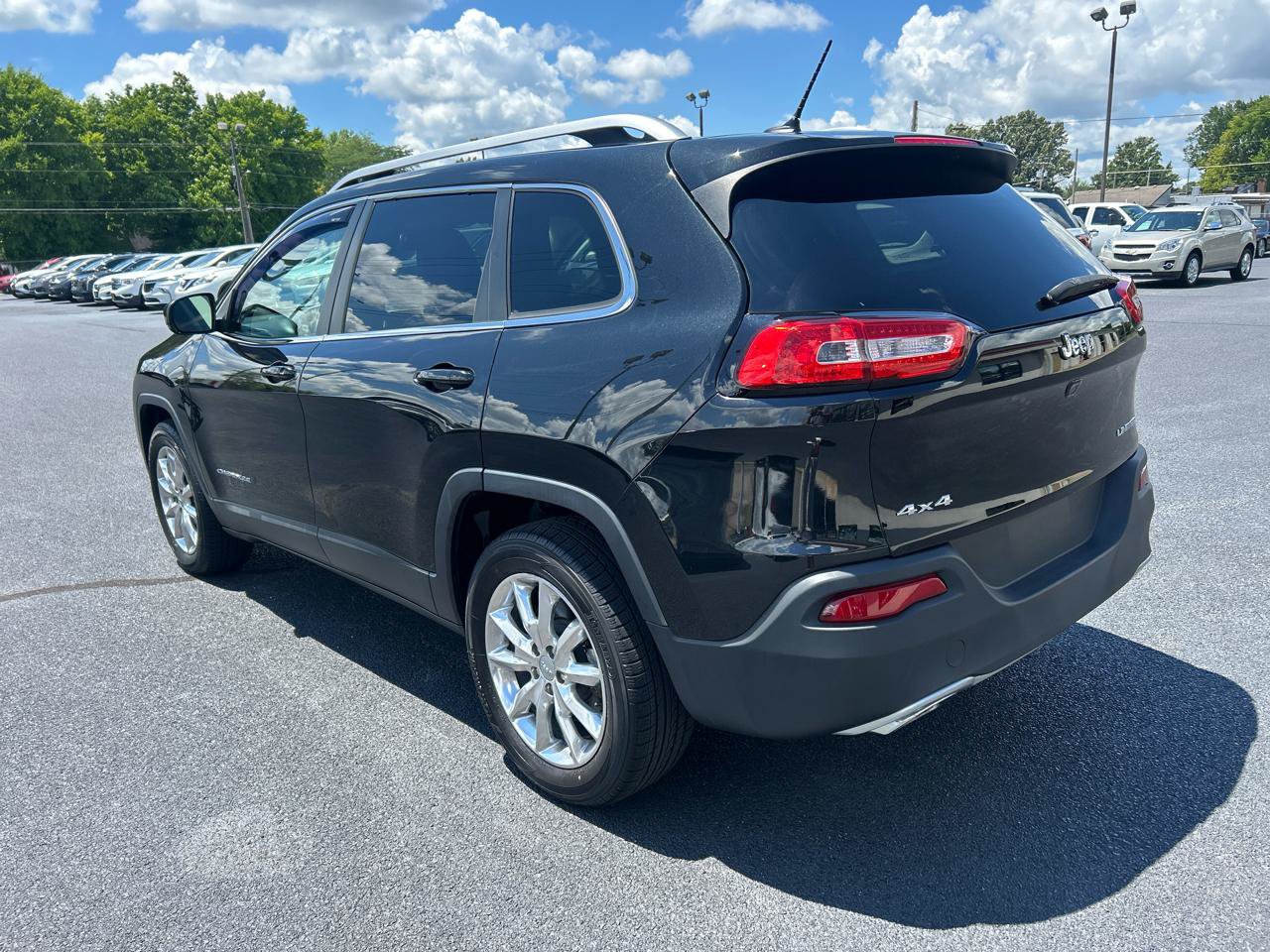 Used 2015 Jeep Cherokee Limited w/ Luxury Group AWD/4WD image 7