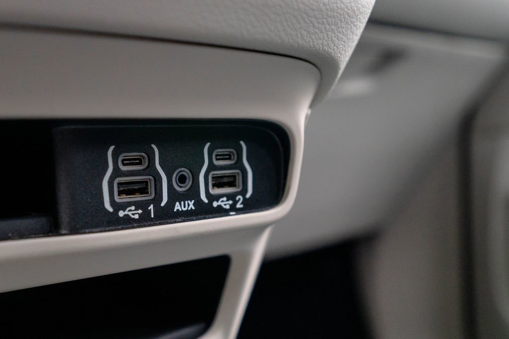 Used 2023 Chrysler Pacifica Touring-L FWD image 24
