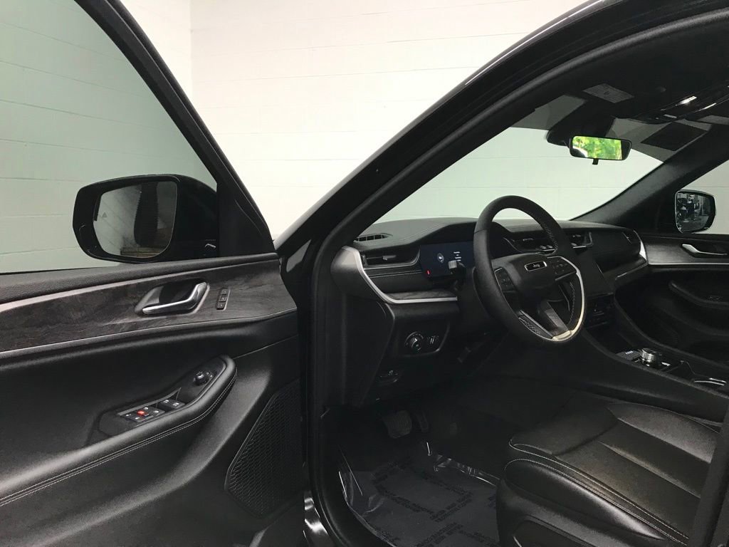 Used 2025 Jeep Grand Cherokee Limited image 11