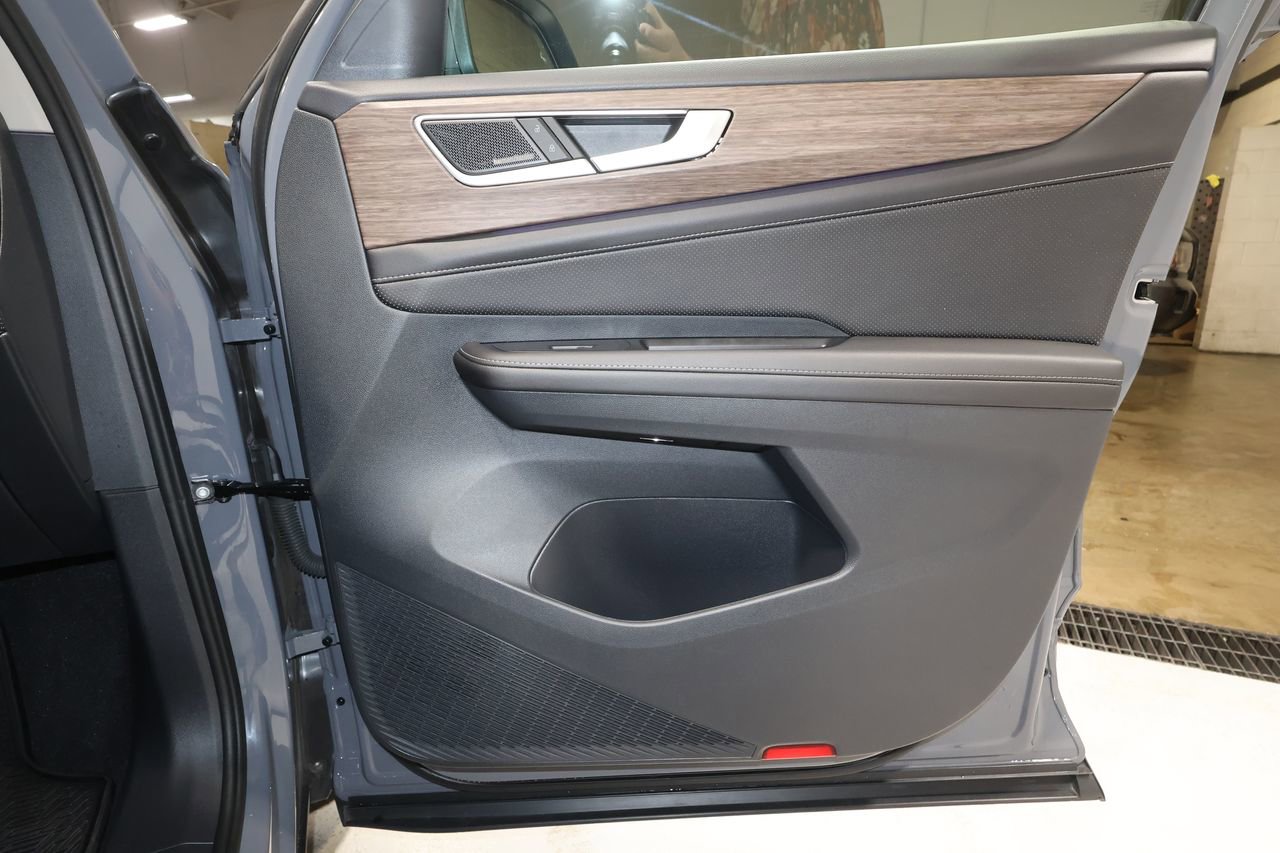 Used 2025 Volkswagen Atlas SEL Premium R-Line image 18