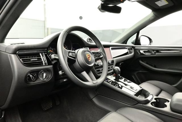 Certified 2025 Porsche Macan AWD/4WD image 4