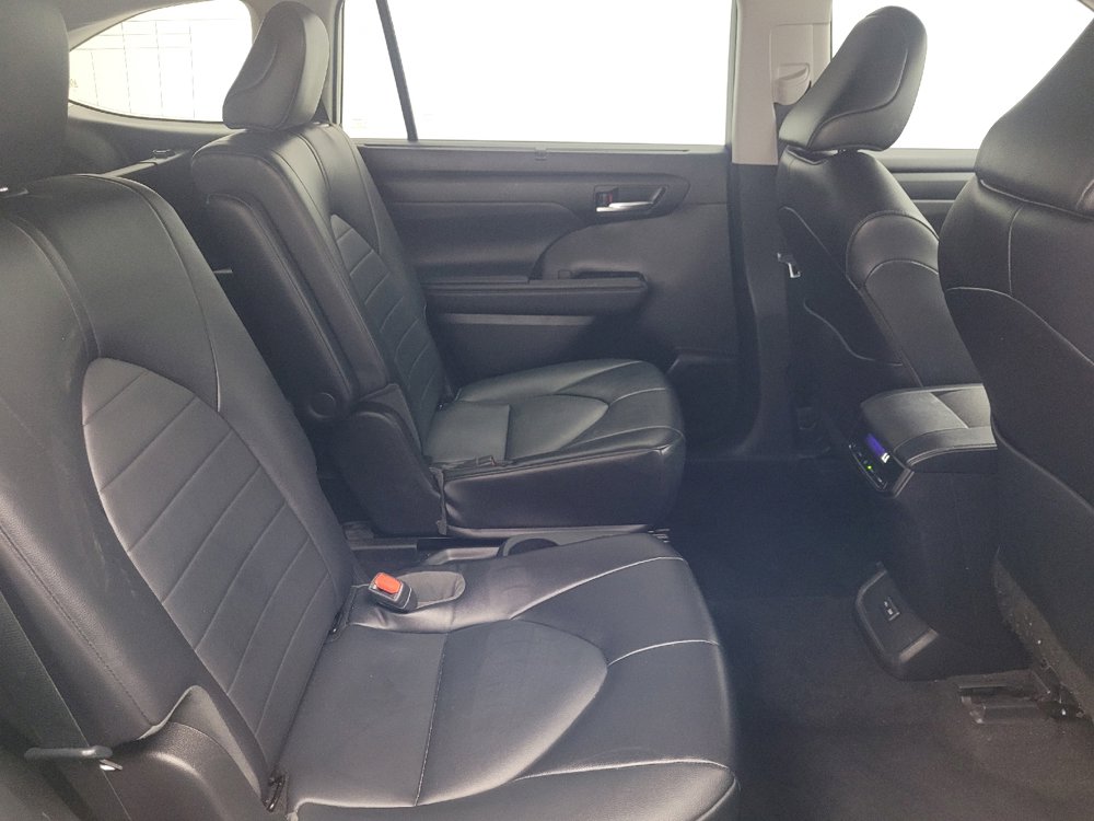 Used 2022 Toyota Highlander XLE FWD image 19