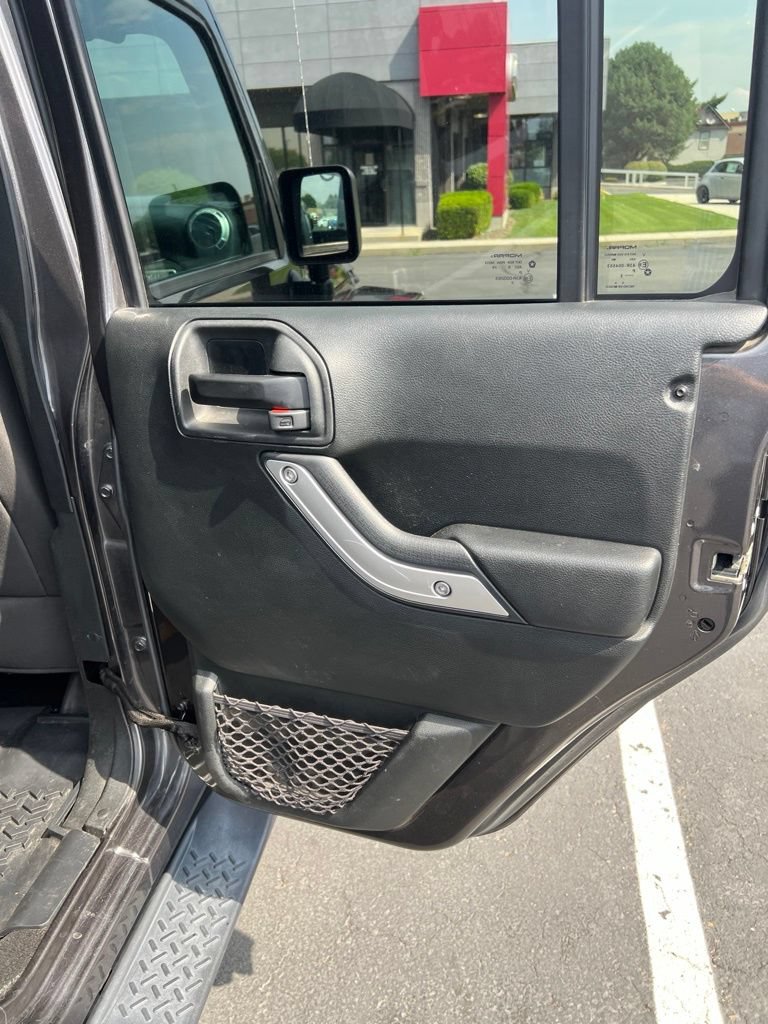 Used 2018 Jeep Wrangler Unlimited Sahara w/ Connectivity Group AWD/4WD image 25