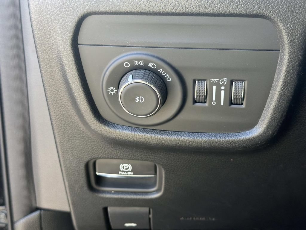 Used 2023 Jeep Grand Cherokee Overland w/ Luxury Tech Group IV AWD/4WD image 14