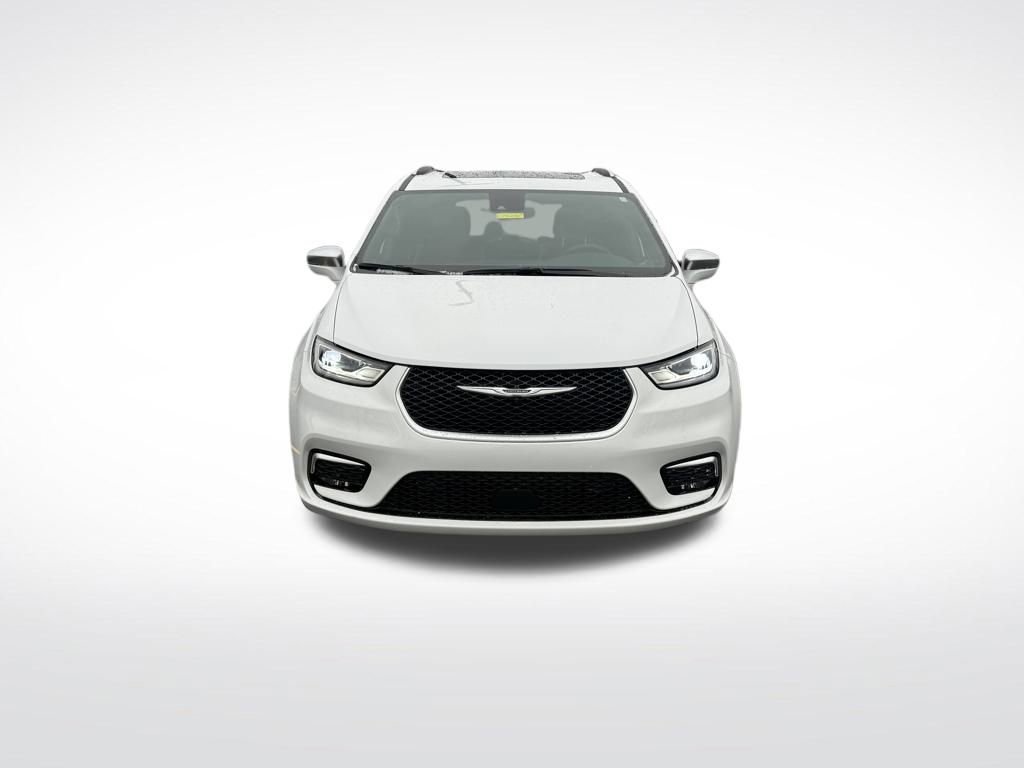 Used 2024 Chrysler Pacifica Pinnacle image 2