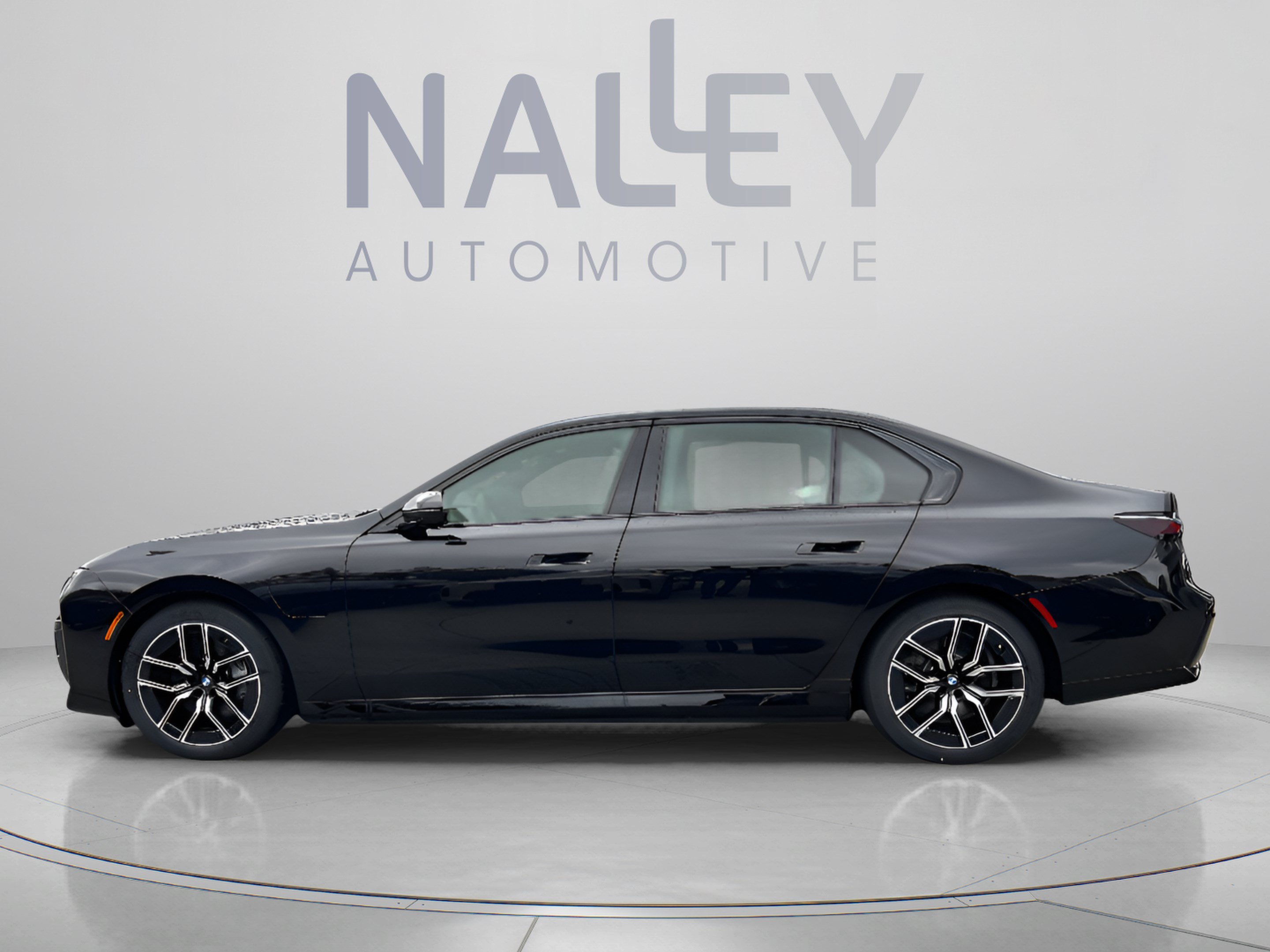Used 2026 BMW 750e xDrive AWD/4WD image 4