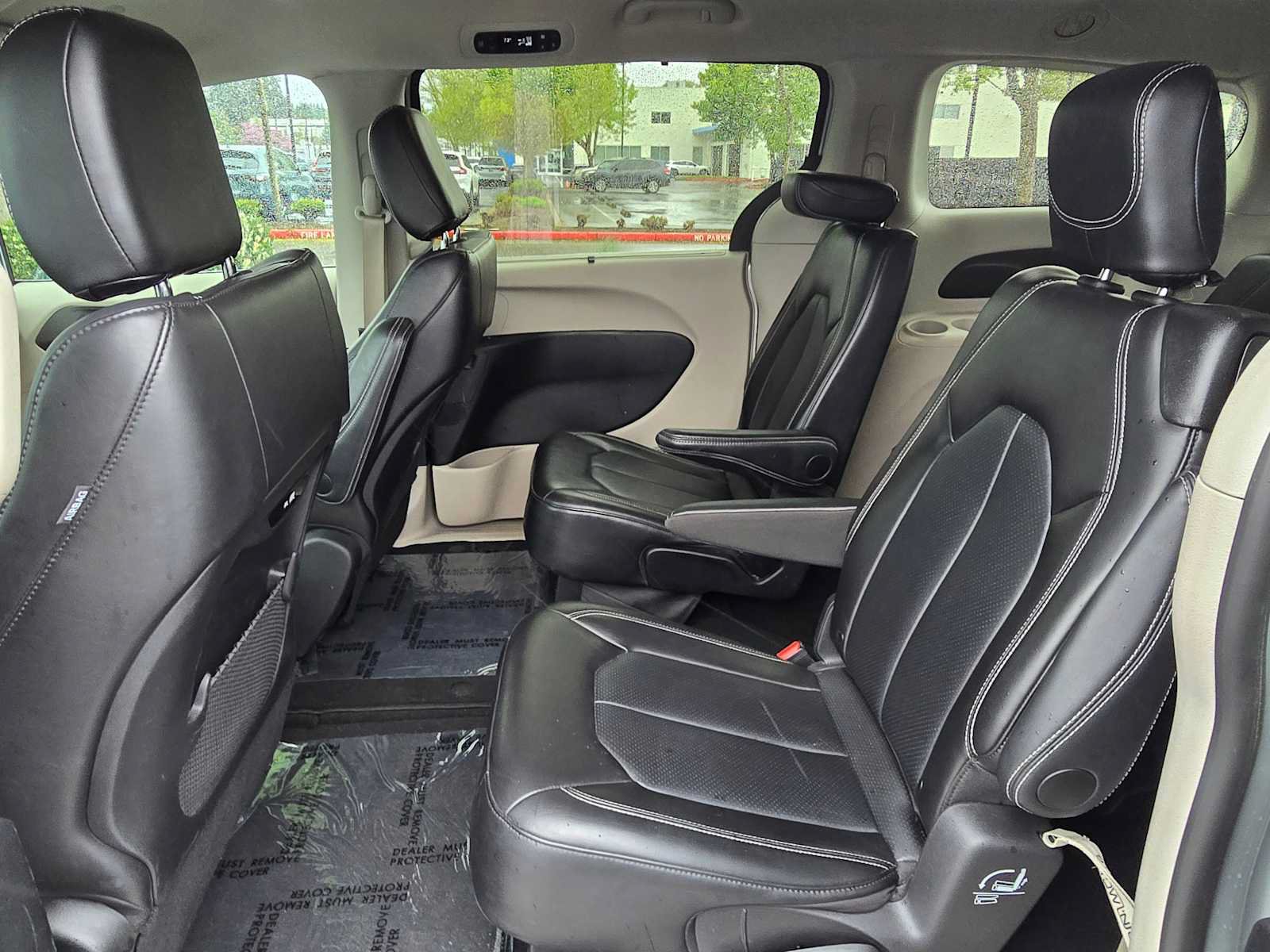 Used 2024 Chrysler Pacifica Touring-L FWD image 16