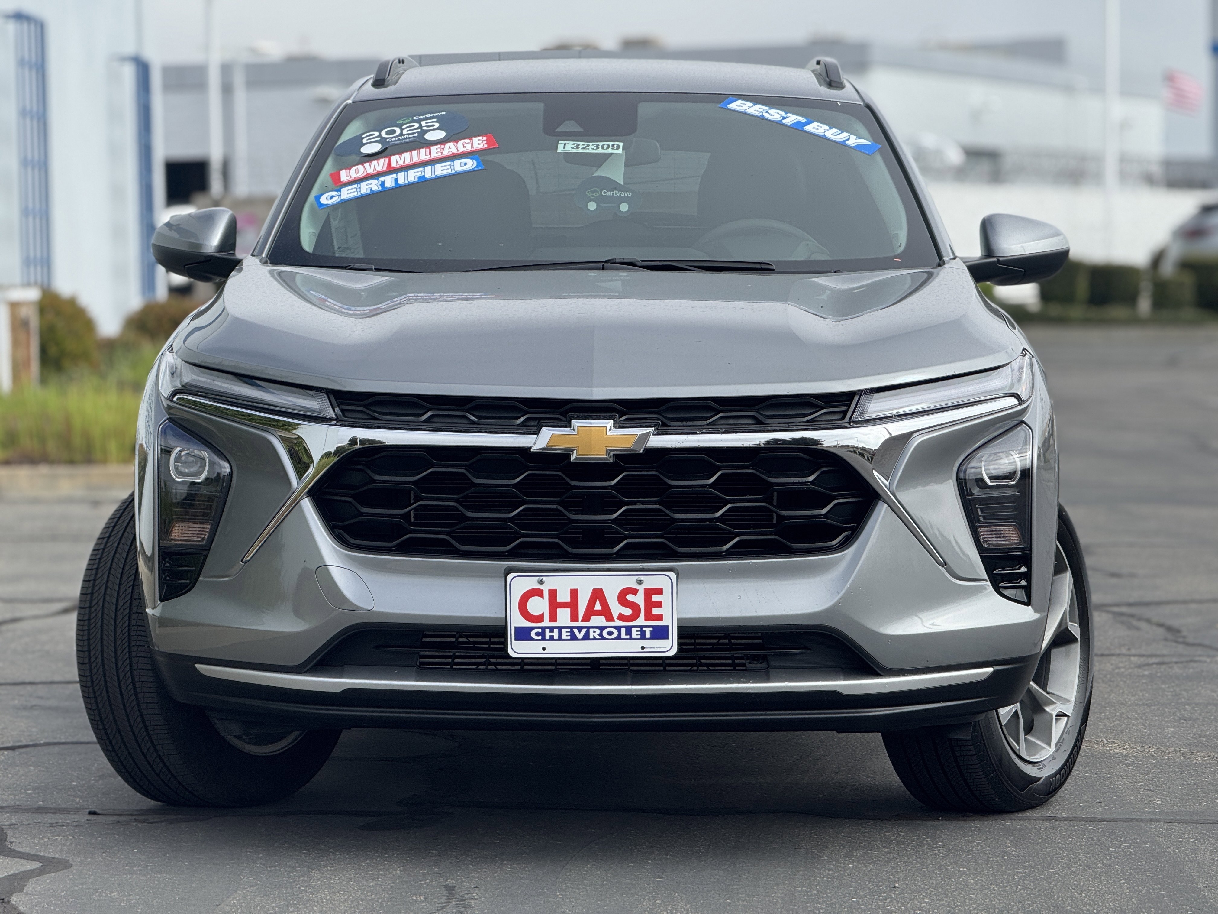 Used 2025 Chevrolet Trax LT image 2