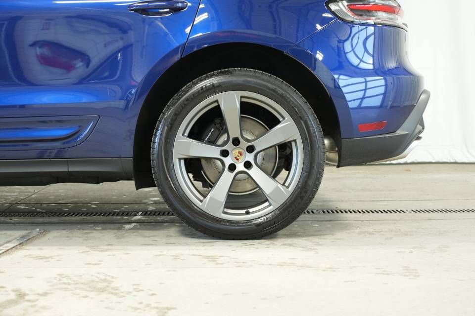 Certified 2026 Porsche Macan AWD/4WD image 42