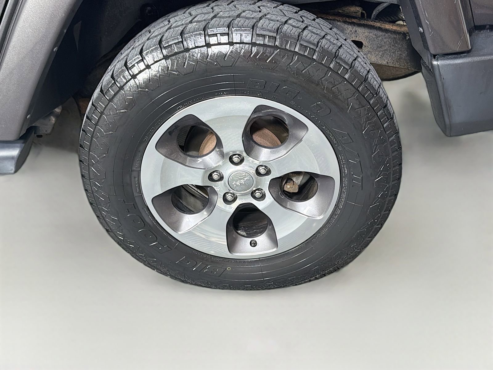 Used 2017 Jeep Wrangler Unlimited Sahara w/ Connectivity Group image 29