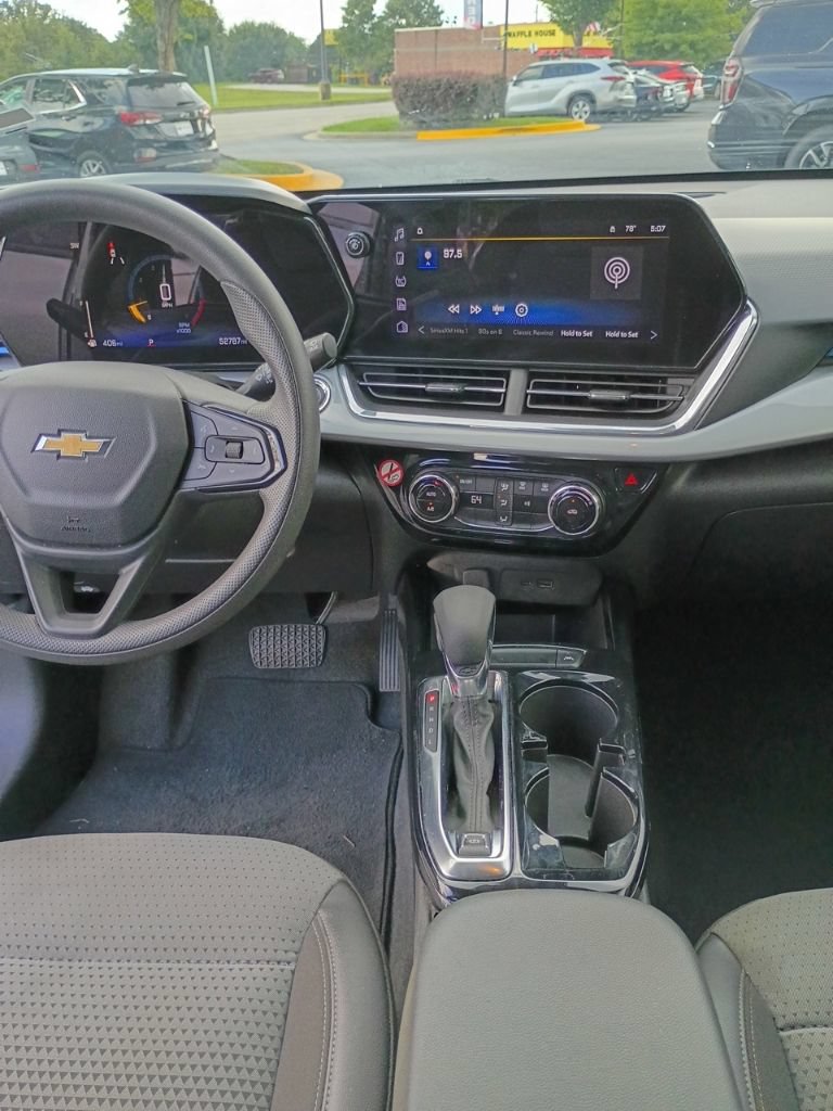 Used 2025 Chevrolet Trax LT FWD image 10