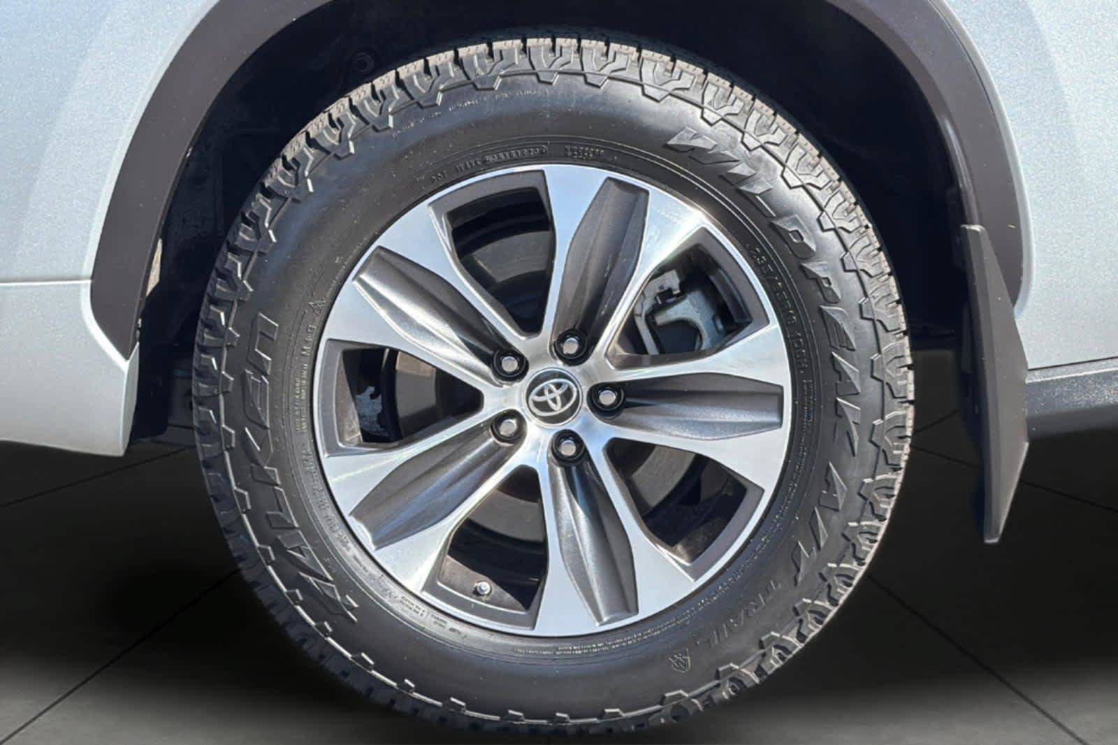 Used 2020 Toyota Highlander XLE AWD/4WD image 11