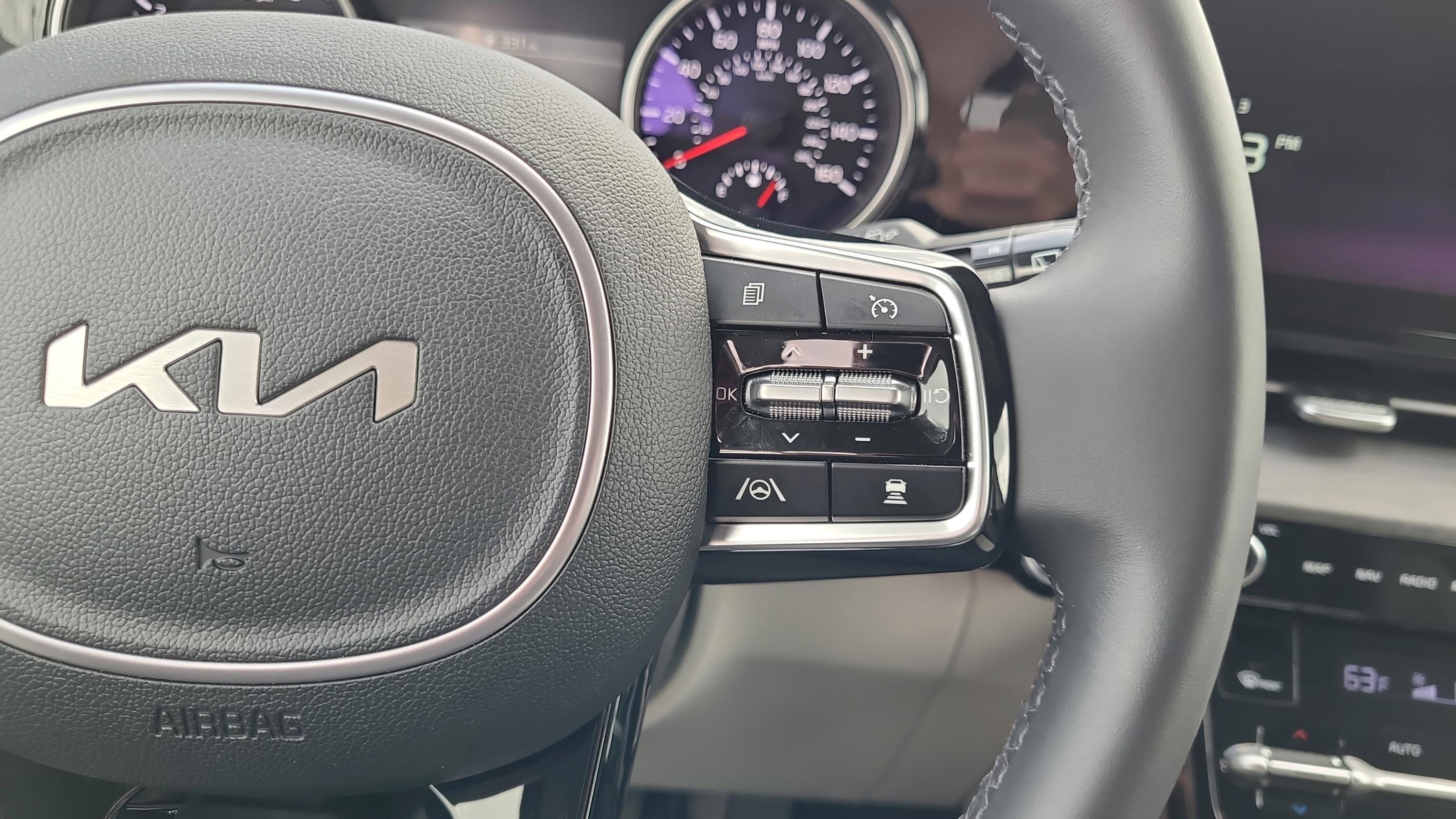 Used 2024 Kia Carnival EX image 21