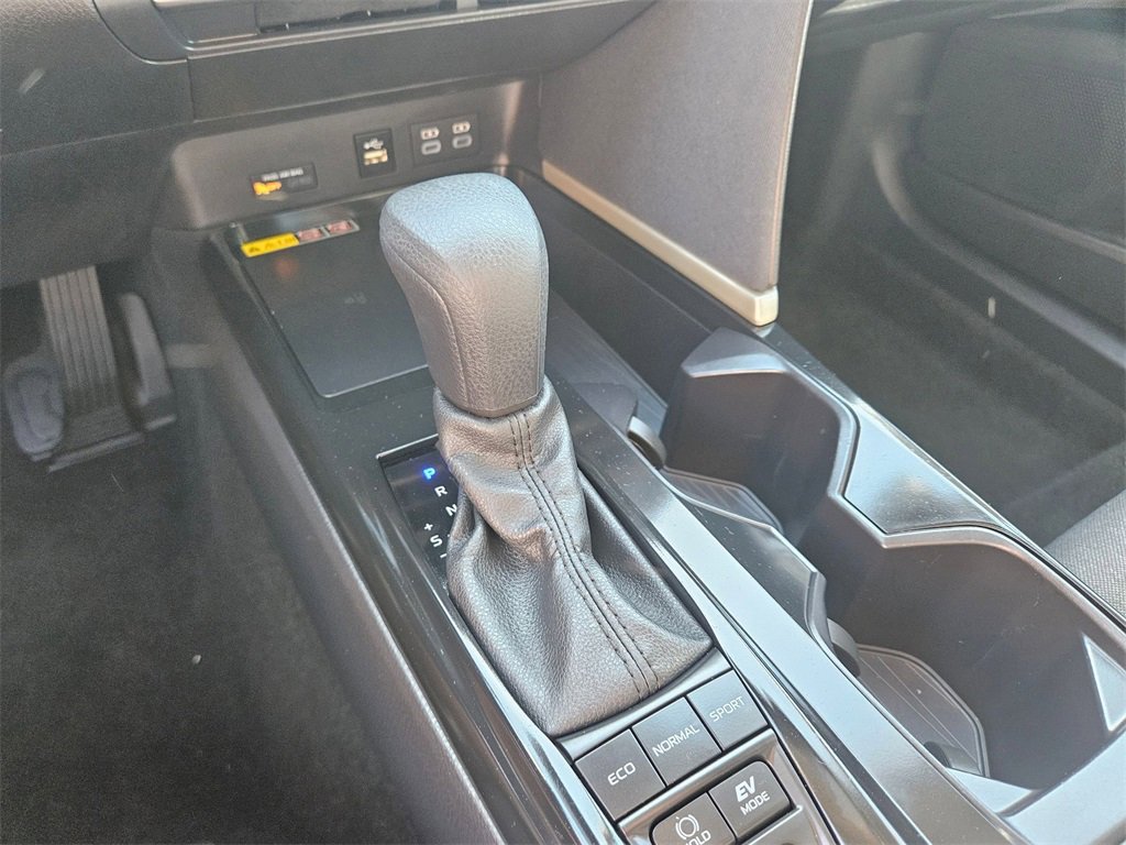 Used 2025 Toyota Camry LE image 28