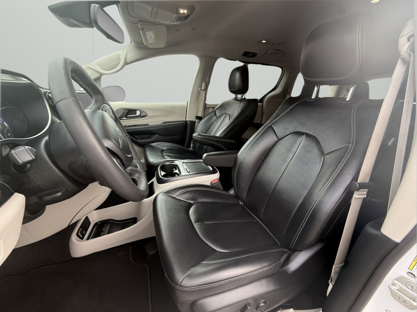 Used 2024 Chrysler Pacifica Touring-L image 3