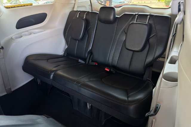 Used 2024 Chrysler Pacifica Limited FWD image 18