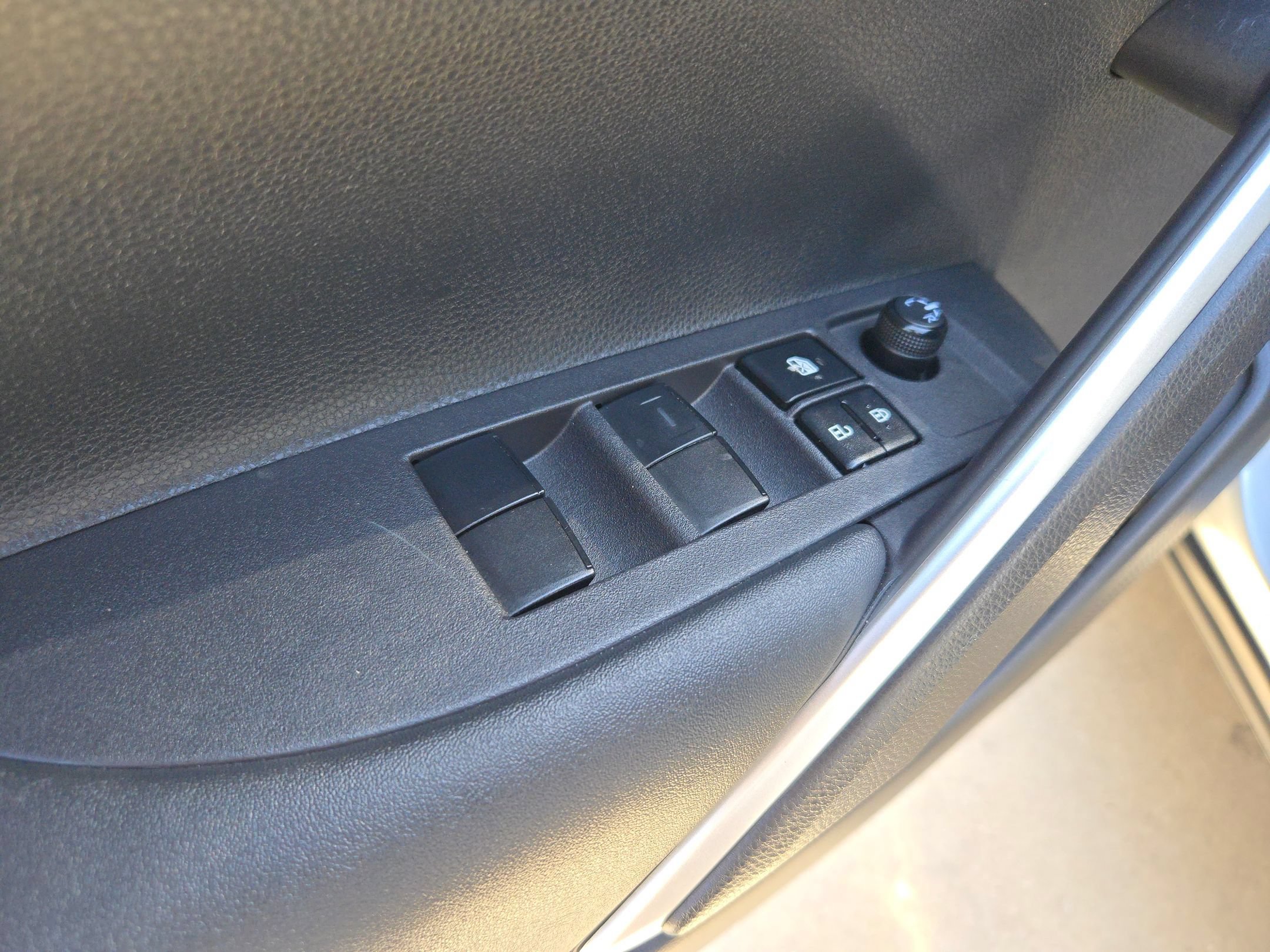Used 2024 Toyota Corolla Cross AWD Hybrid w/ Convenience Package image 12