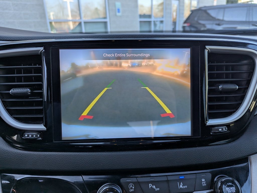 Used 2024 Chrysler Pacifica Touring-L image 25