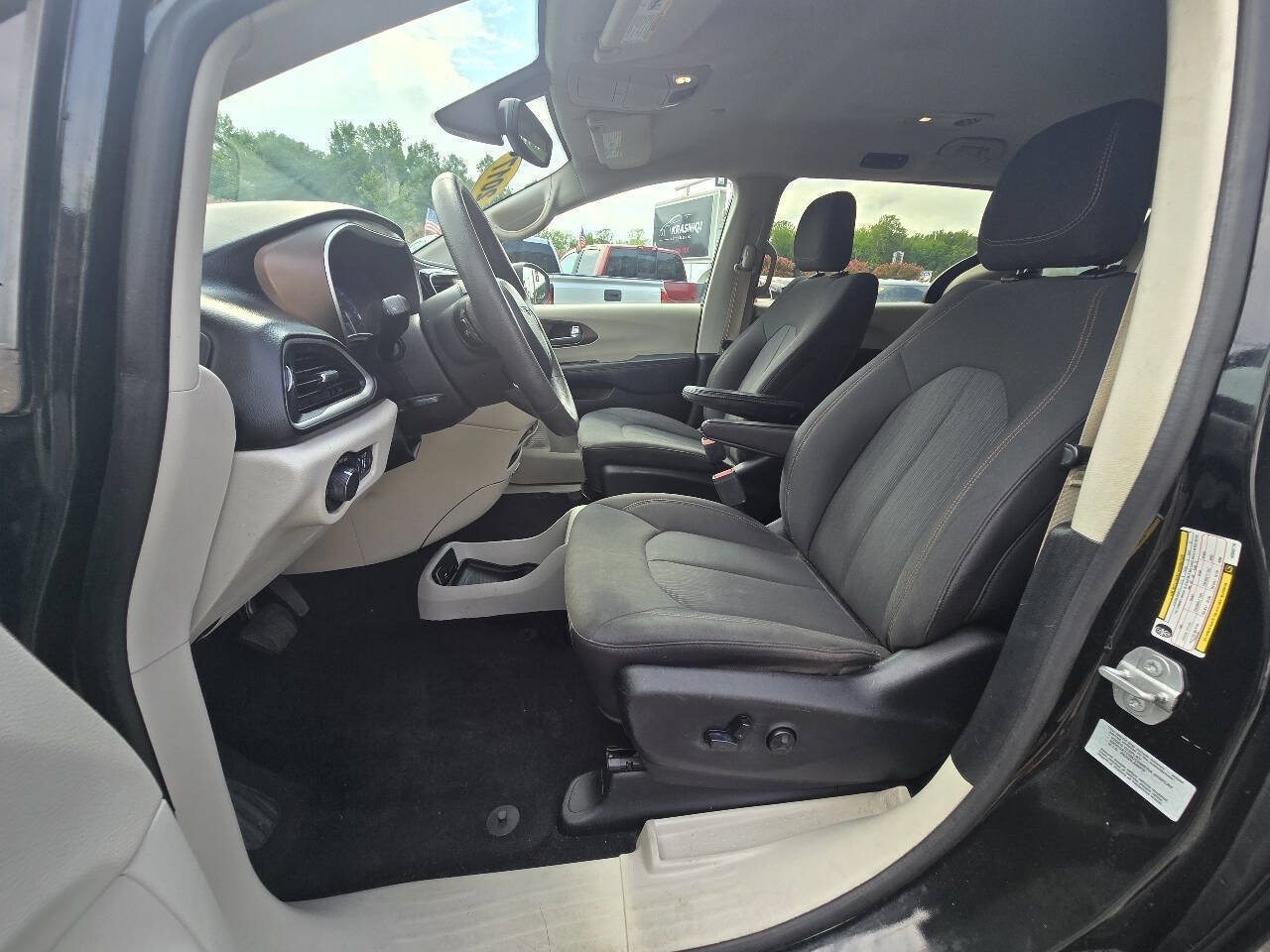 Used 2017 Chrysler Pacifica LX FWD image 18