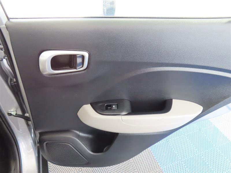 Used 2025 Hyundai Venue SEL FWD image 29