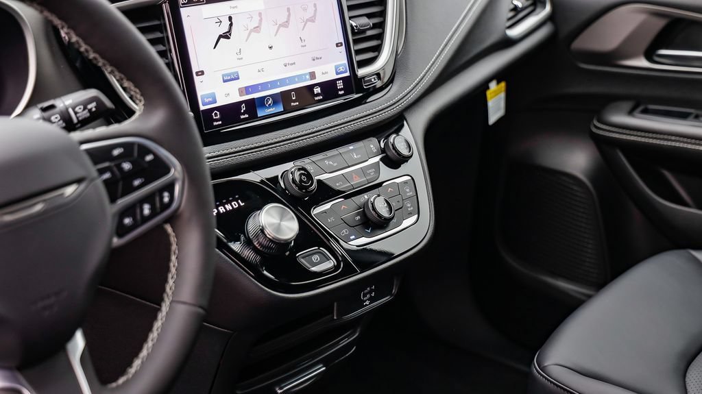 New 2027 Chrysler Pacifica Select FWD image 24