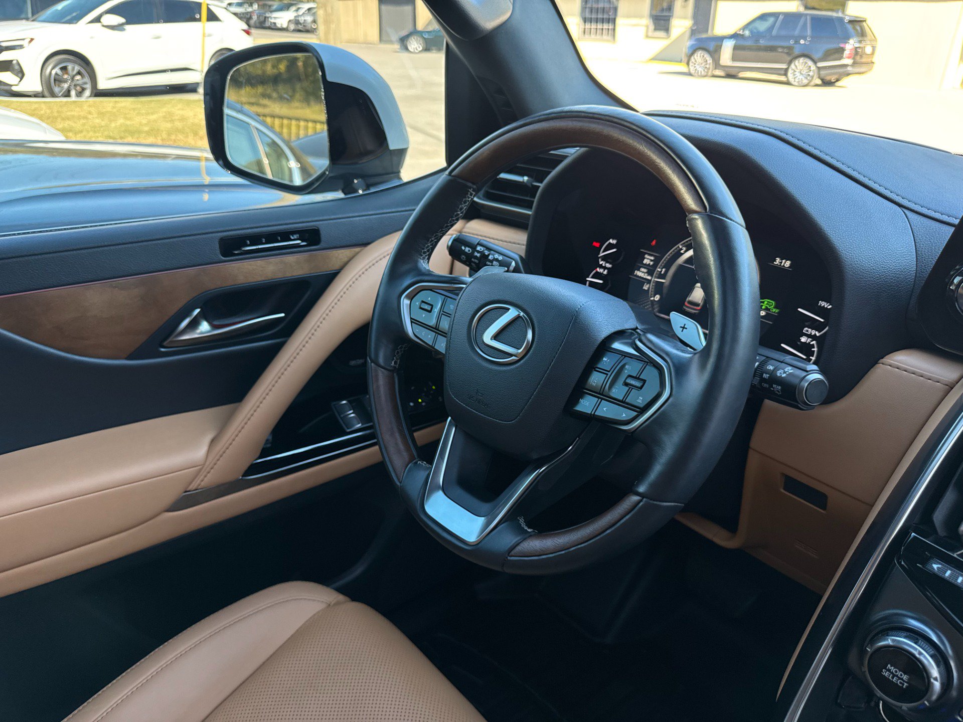 Used 2024 Lexus LX 600 4WD w/ Luxury Package image 33