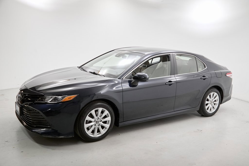 Used 2018 Toyota Camry LE image 6