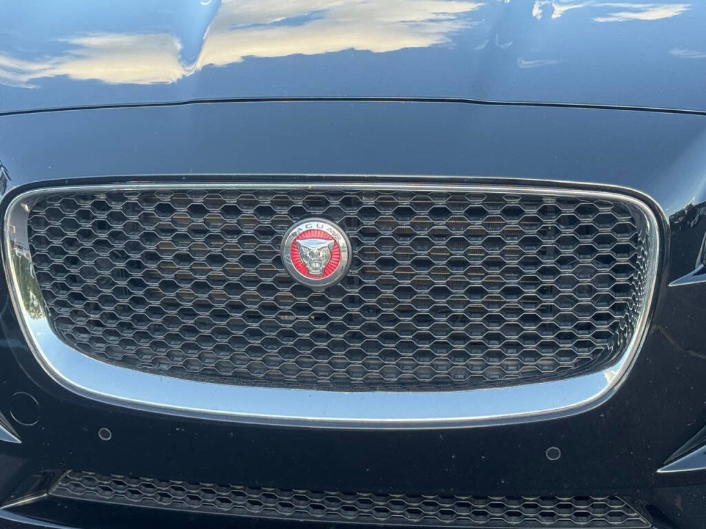 Used 2018 Jaguar F-PACE Premium image 29