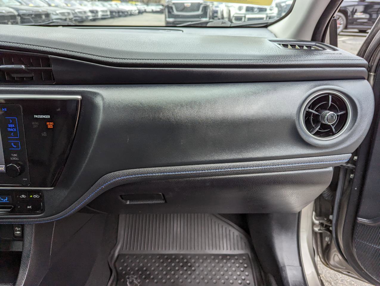 Used 2017 Toyota Corolla SE w/ SE Premium Package FWD image 34