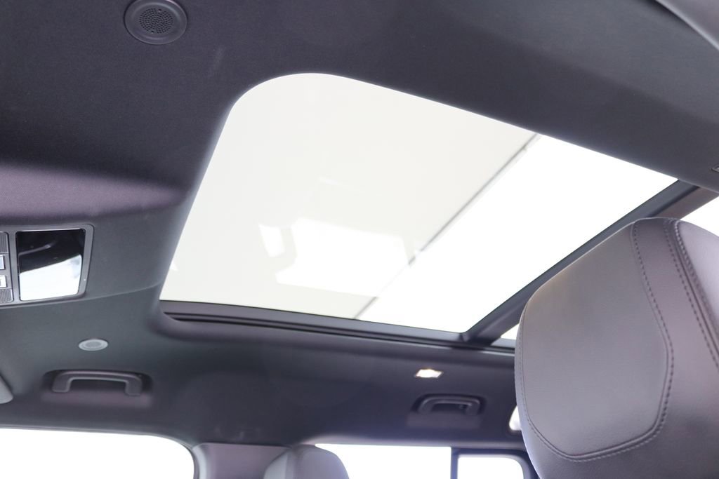 Used 2023 Land Rover Defender 110 X-Dynamic SE image 17