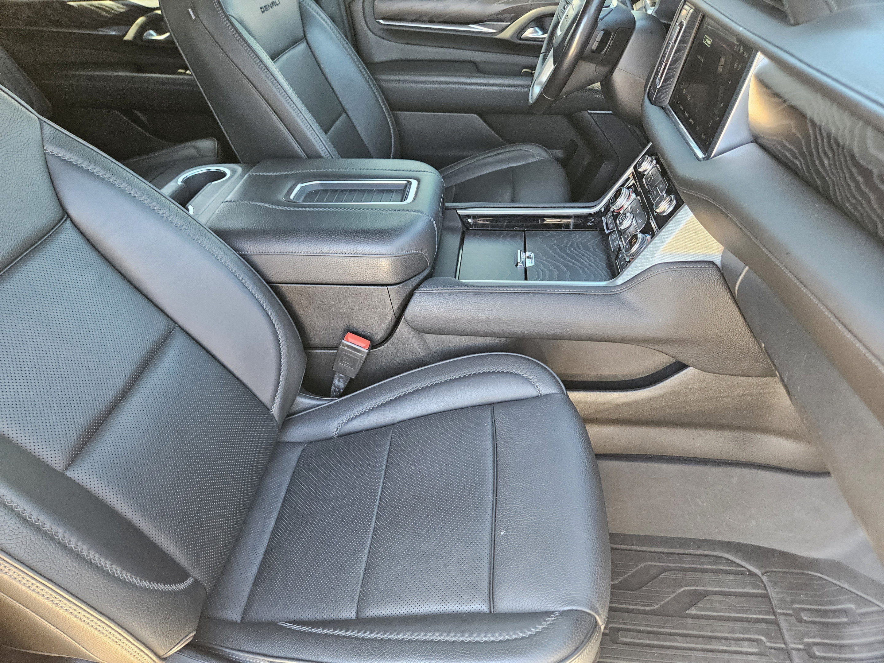 Used 2022 GMC Yukon Denali w/ Denali Premium Package AWD/4WD image 6