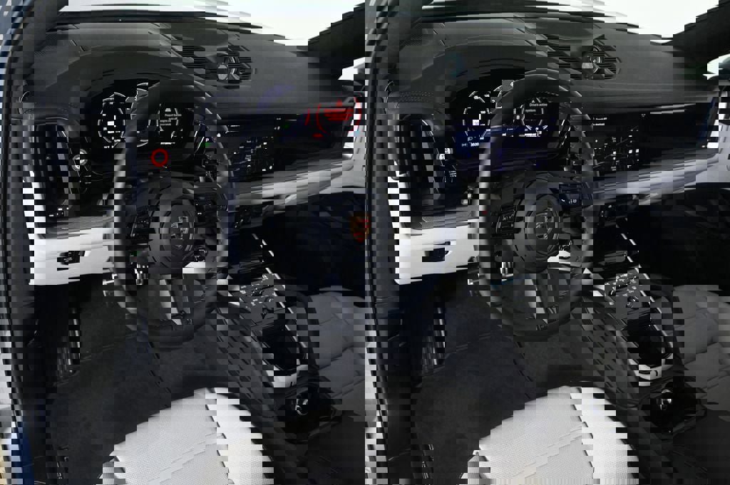 Certified 2025 Porsche Cayenne S image 4