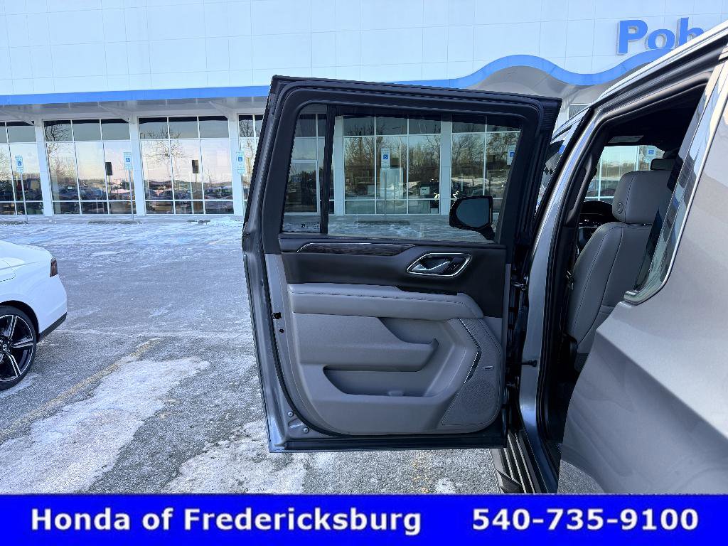 Used 2022 Chevrolet Suburban LT w/ Luxury Package image 19