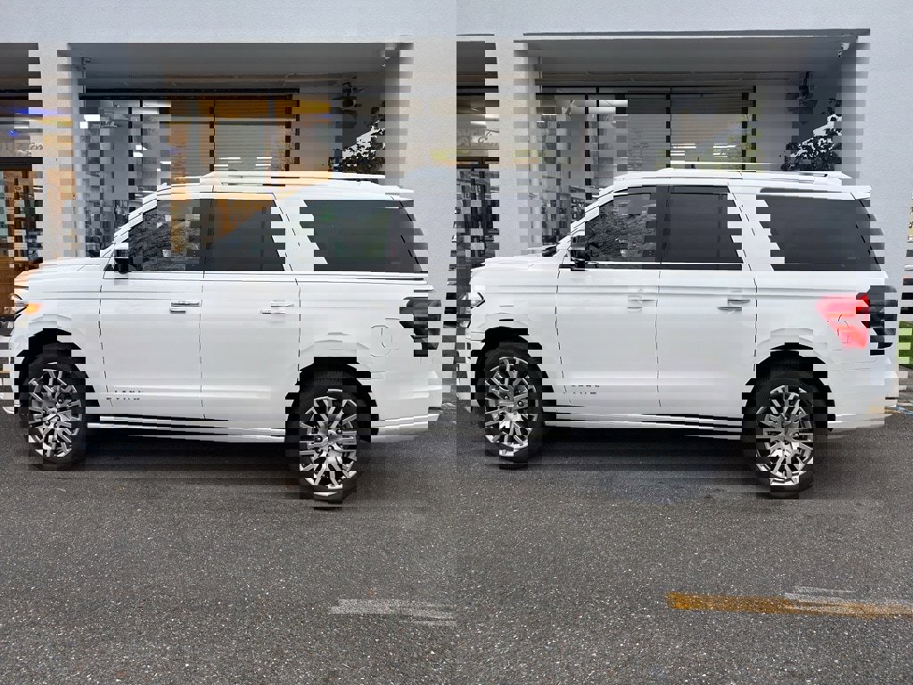 Used 2023 Ford Expedition Max Platinum image 2