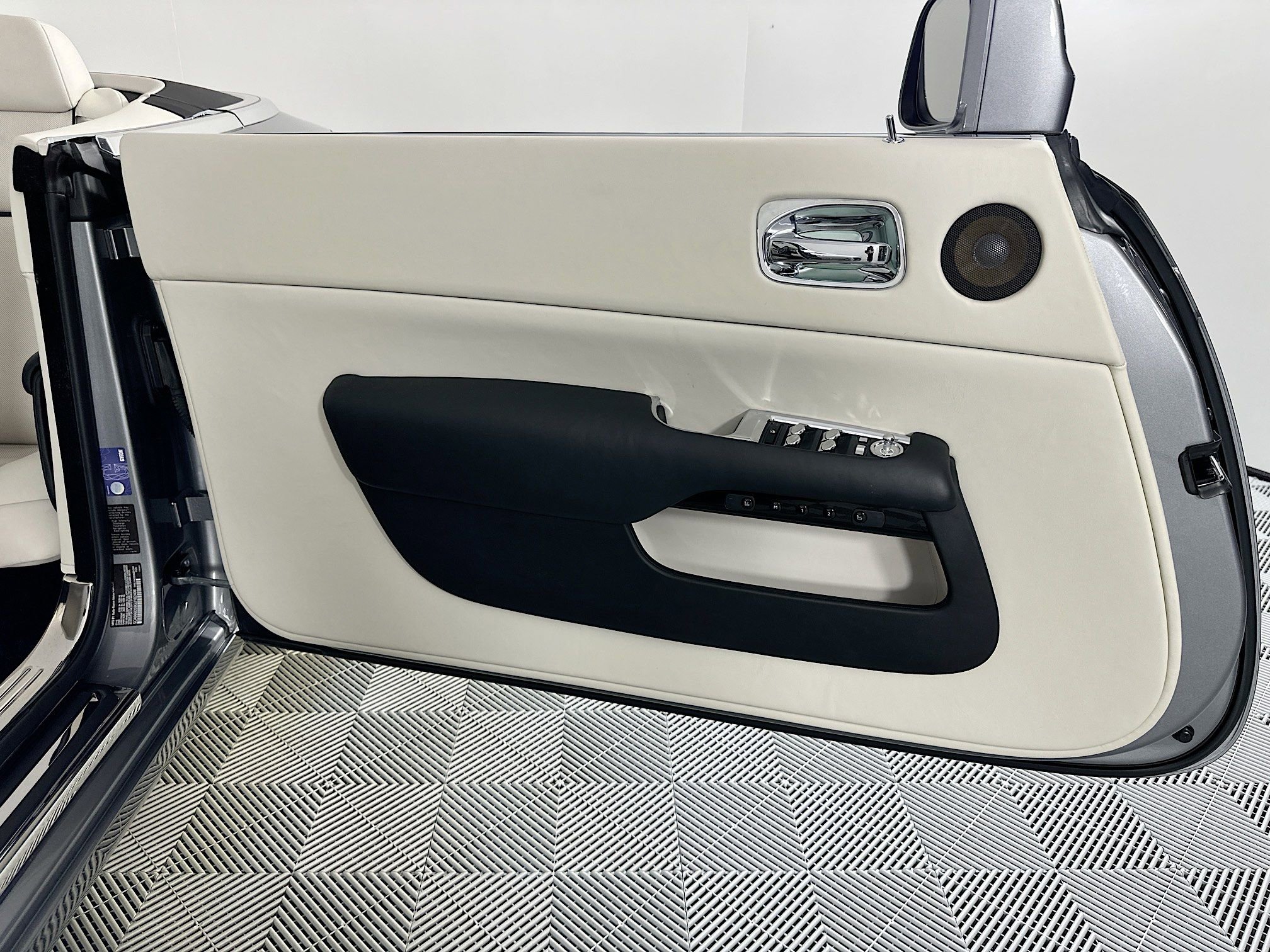 Certified 2016 Rolls-Royce Dawn image 16