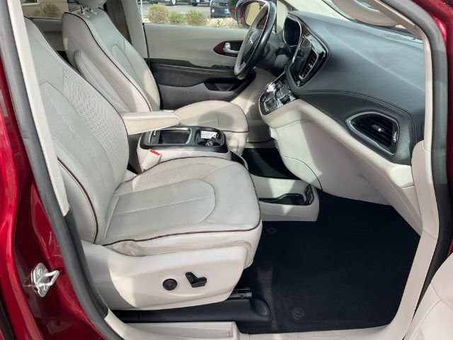 Used 2017 Chrysler Pacifica Limited FWD image 17