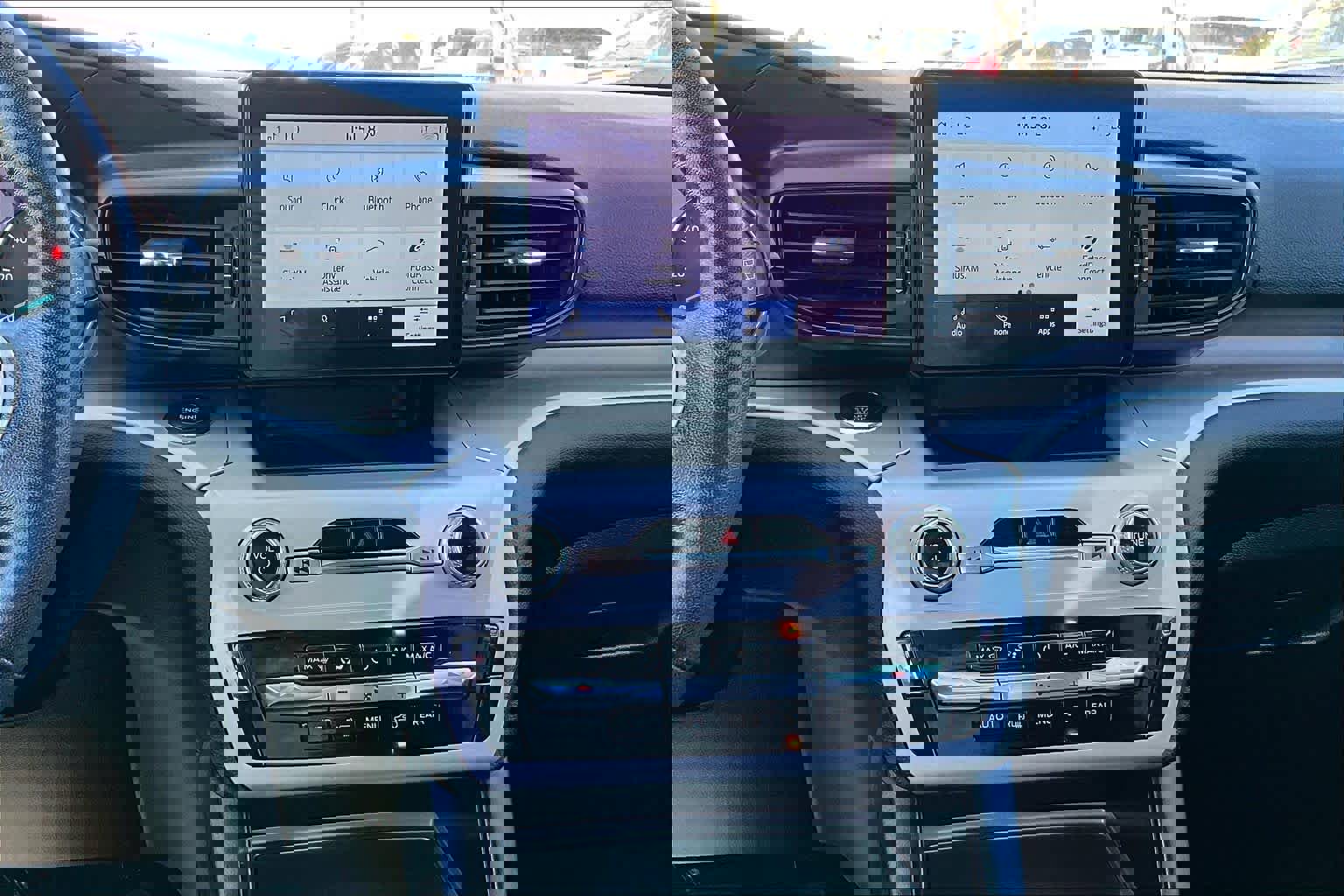 Used 2023 Ford Explorer XLT image 7