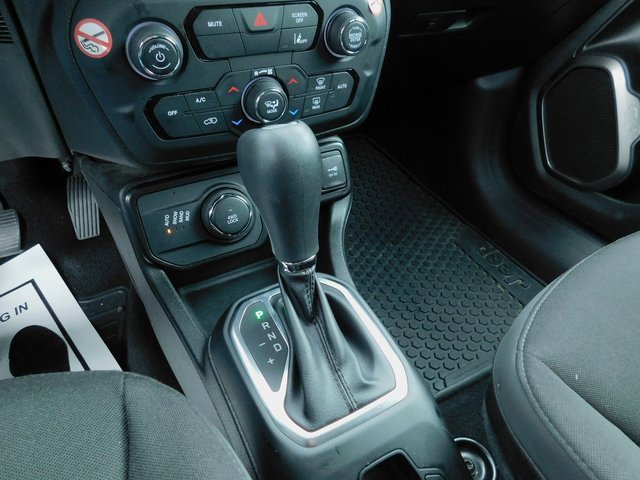 Used 2023 Jeep Renegade Latitude w/ Premium Group image 29