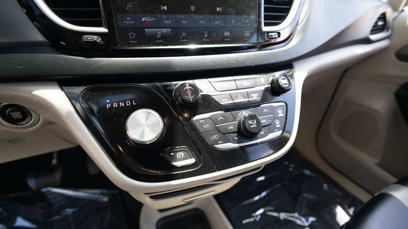 Used 2023 Chrysler Pacifica Touring-L FWD image 35