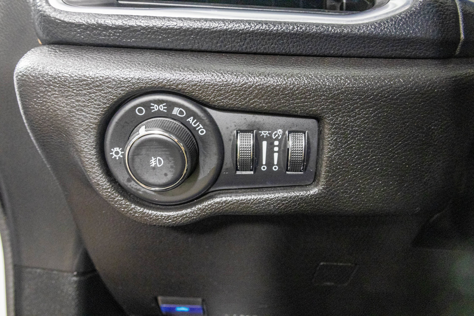 Used 2025 Chrysler Pacifica Limited FWD image 35