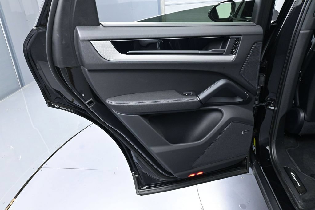 Certified 2025 Porsche Cayenne E-Hybrid Coupe AWD/4WD image 23